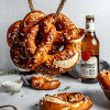 Käse-Brezel-Kruste Mit Käsesauce